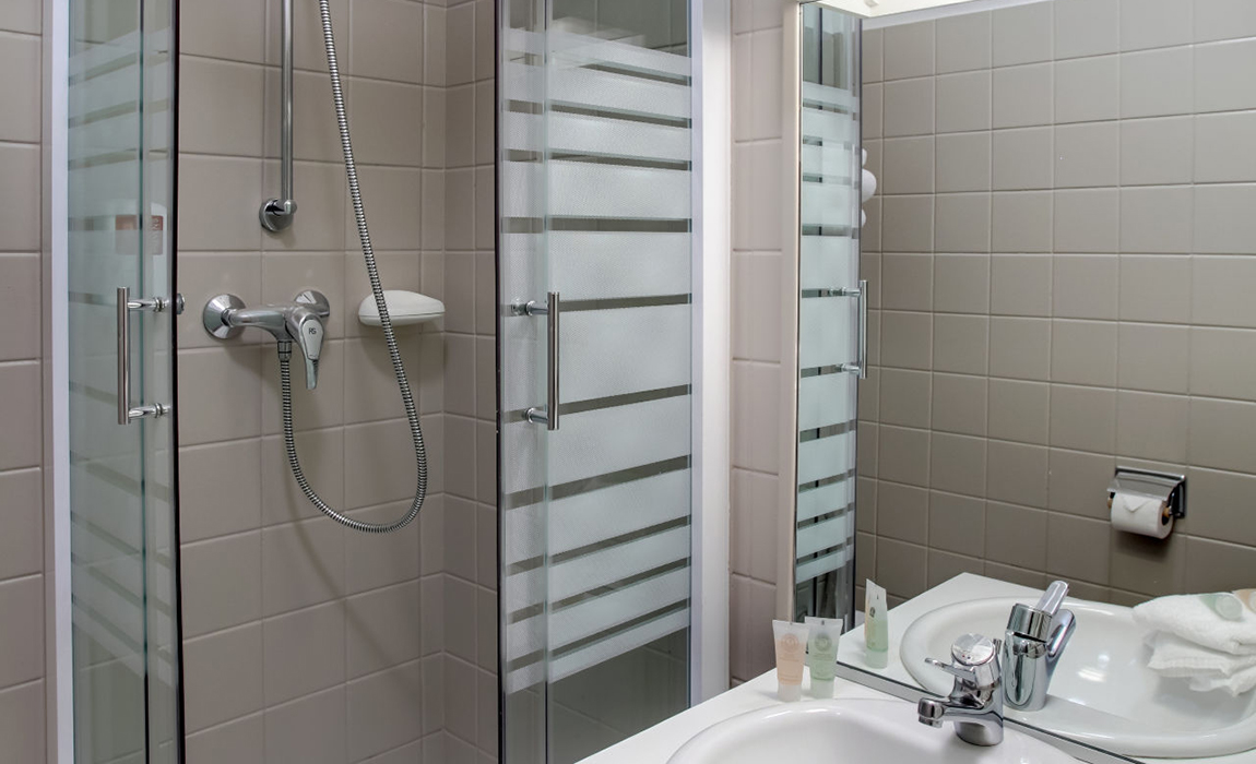 hotel-the-panorama-economy-room-bathroom